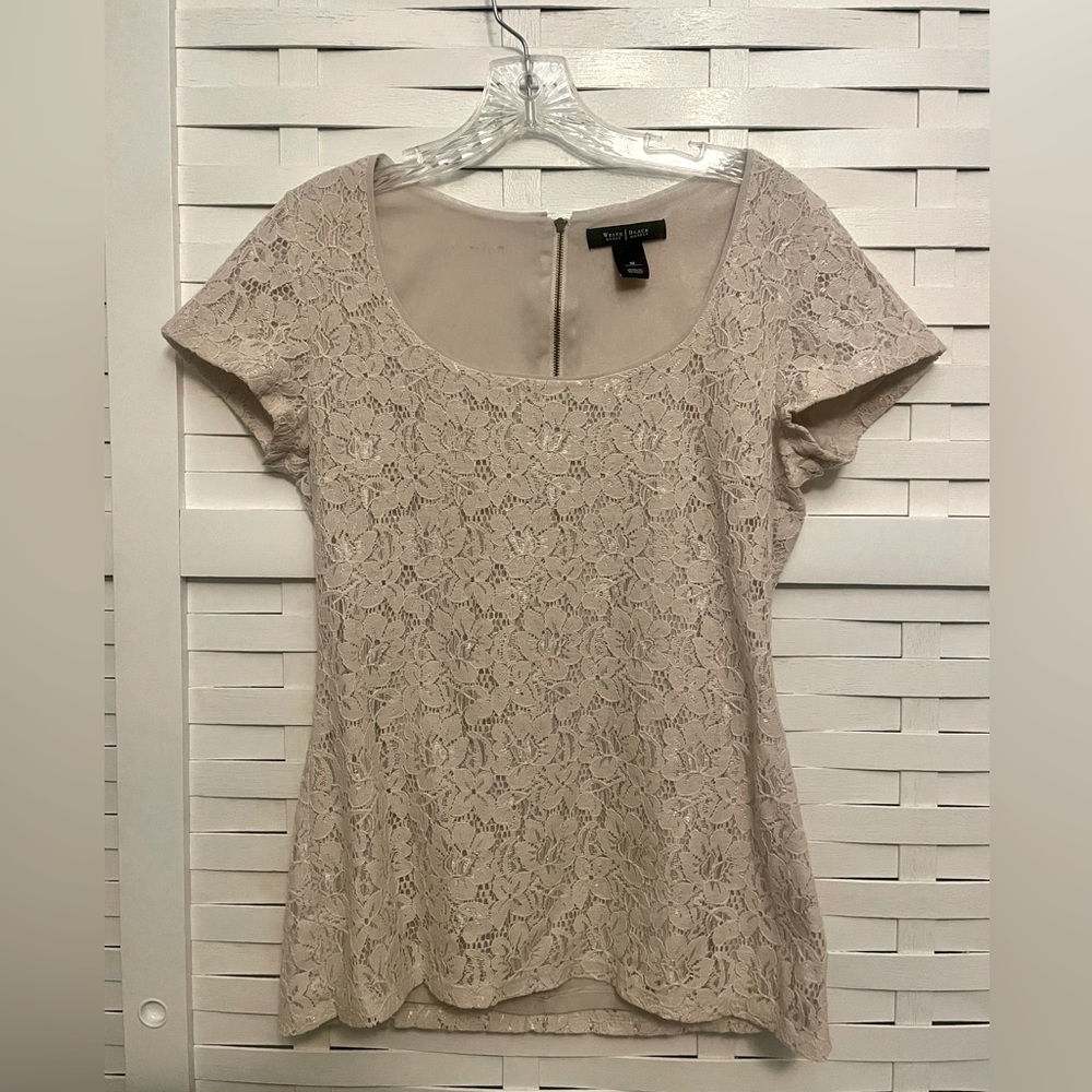 White House Black Market Nude/Deep Ivory Lace Short Sleeve Scoop Neck Top